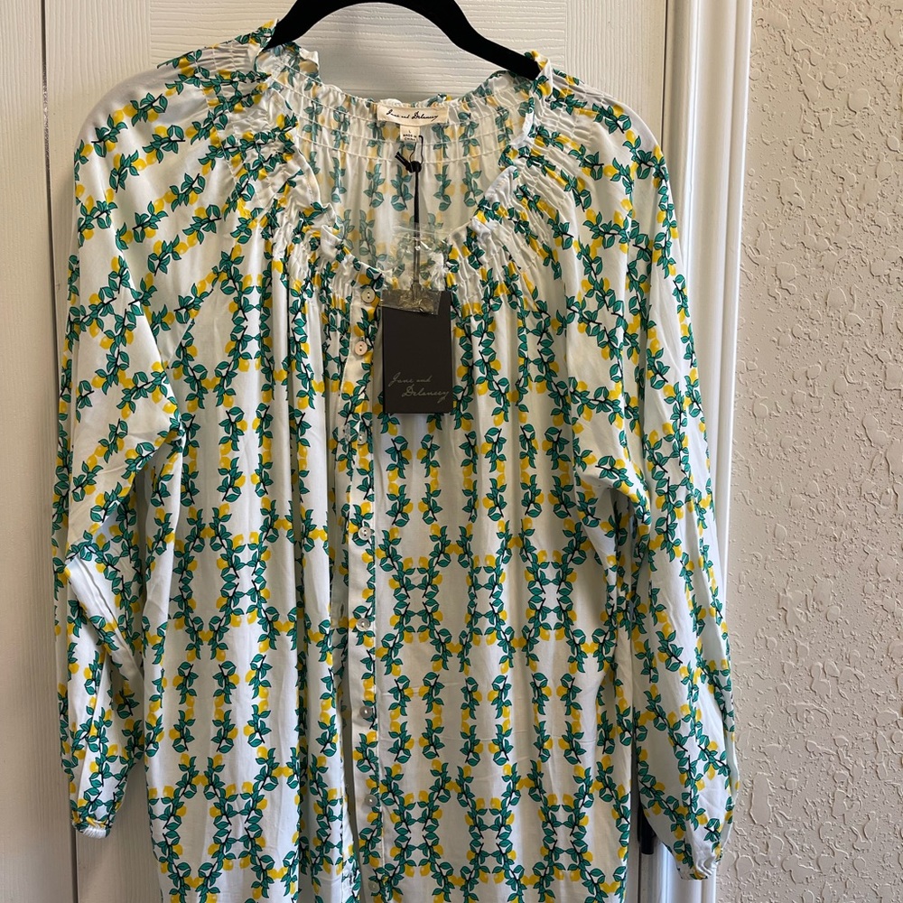 Sz L blouse with buttons. Design has lemons.